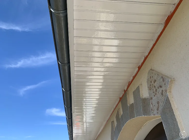 Bardage lames bois peint et gouttière zinc — Limoges Chardelin Renov