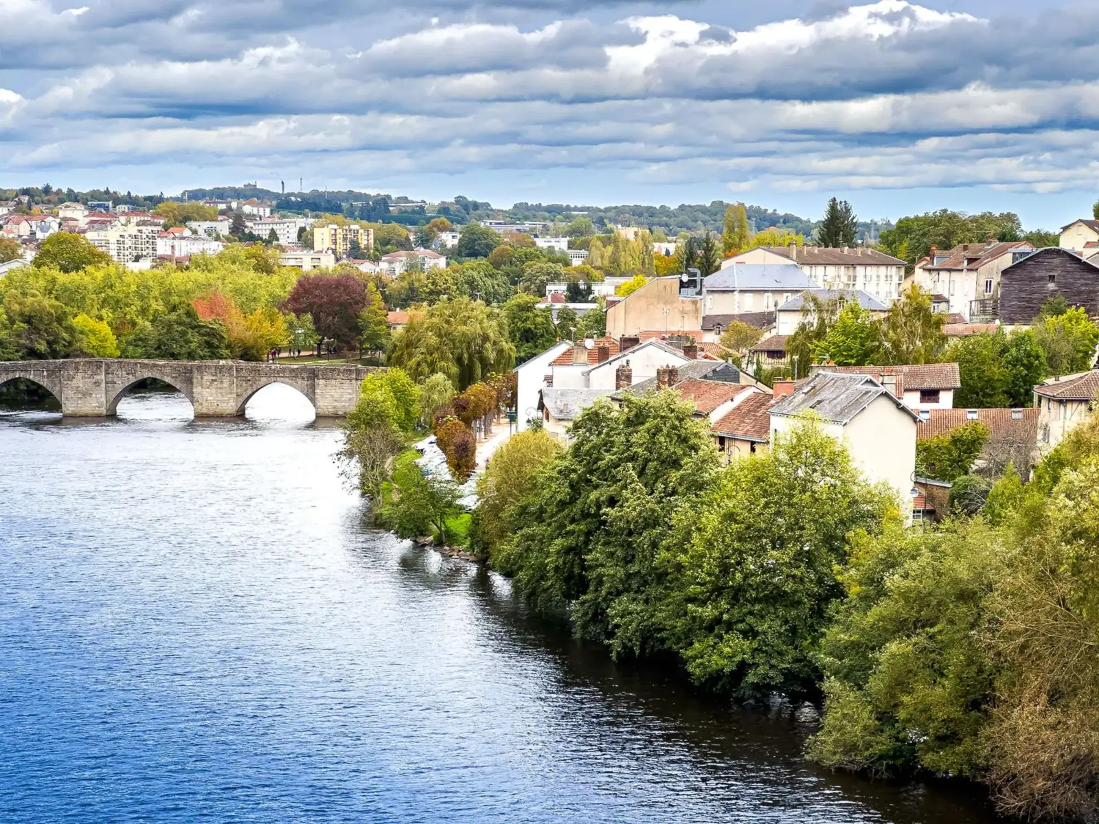 Vue panoramique de Limoges avec la Vienne et le pont Saint-Étienne